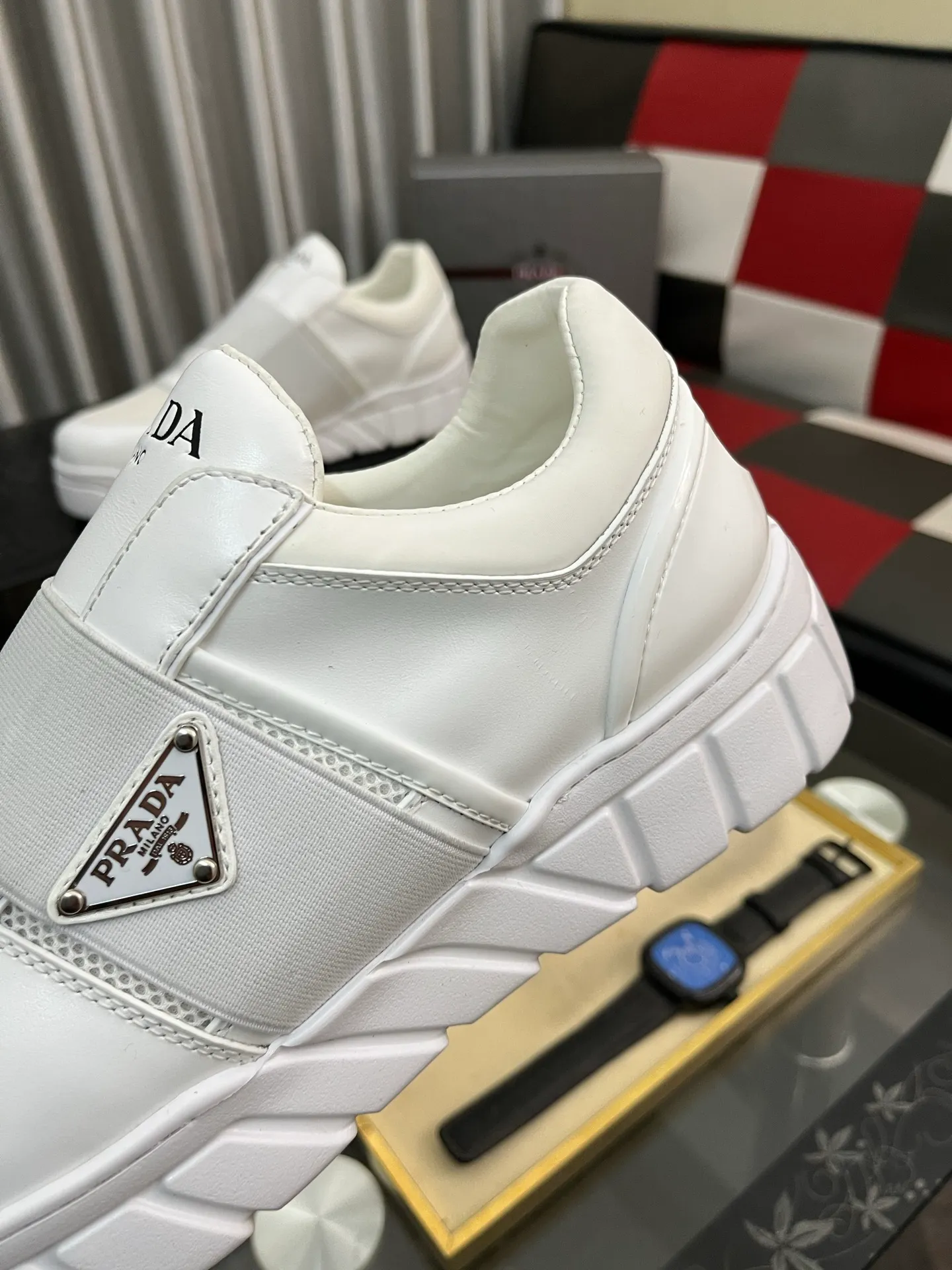 Men's shoes 💰: 560⌚⌚ high version. High-quality new PRADA counters are launched simultaneously. The new men's shoes and 😘 fabrics are selected from first-layer cowhide. Lining: Imported cowhide leather lining. 👍🏿High-end☄️Open-molded non-slip rubber outsole, exquisite lines, simple and elegant, comfortable and high-end for leisure travel. Number of yards: 38 to 44. (Can be customized for 45 non-refundable)